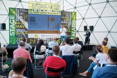 Açık hava konferansına katılanlar konuşmacıyı dinliyorlar