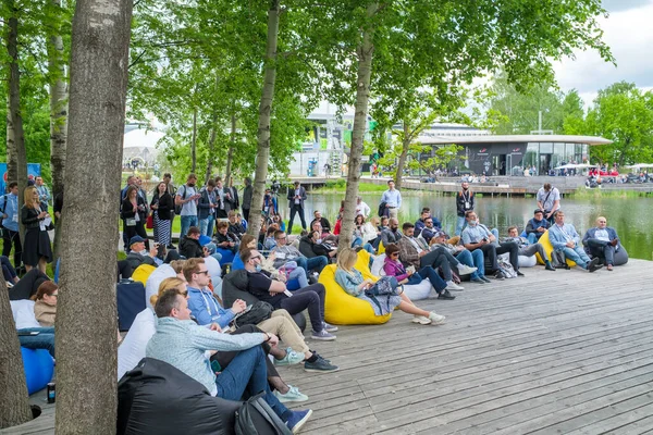 Participantes sentados en bolsas de frijol durante conferencia al aire libre — Foto de Stock