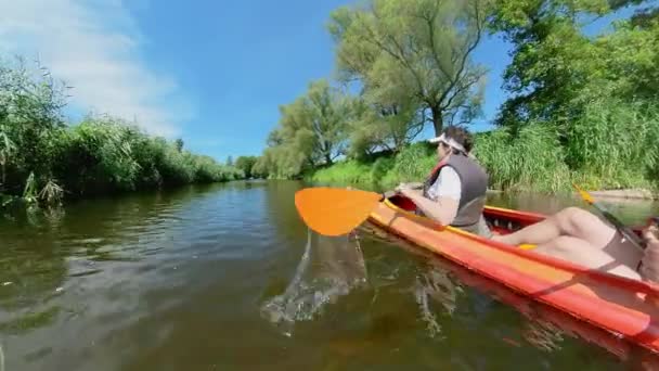 Turistas flutuando em caiaque no rio — Vídeo de Stock