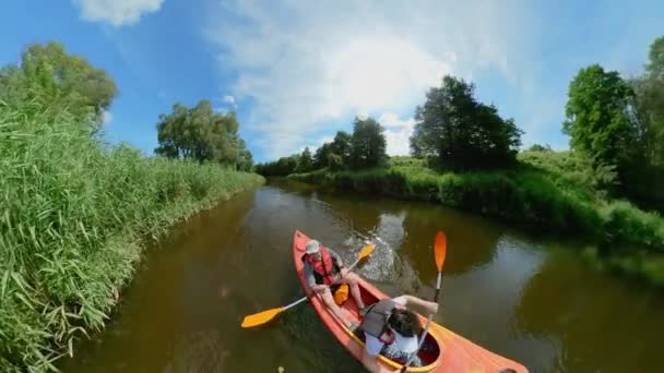 Coppia praticare kayak sul fiume — Video Stock