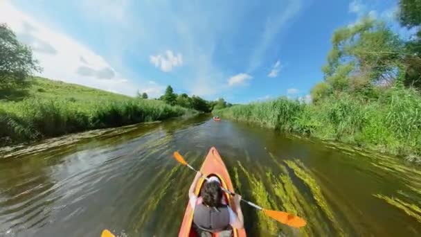Sekelompok turis kayak di sungai — Stok Video