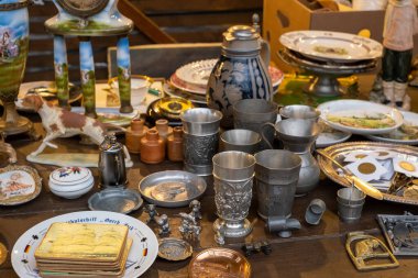 Hediyelik eşya pazarında çeşitli masa eşyaları var.