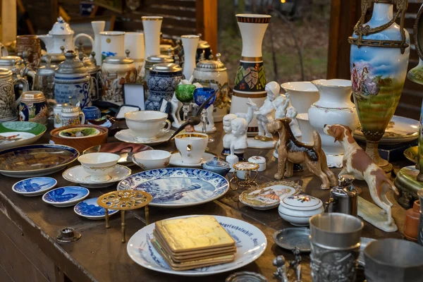 Varios recuerdos de cerámica en el bazar local — Foto de Stock