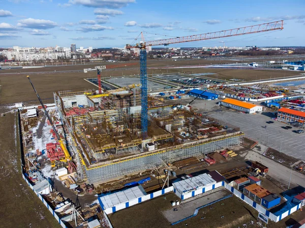 Local de construção com edifício inacabado — Fotografia de Stock