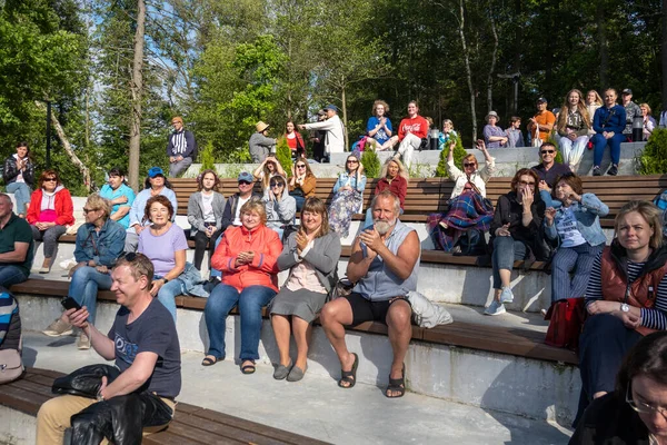 Publikum genießt Show im Park — Stockfoto