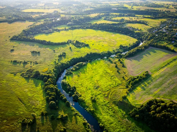 Görbe folyó zöld vidéken — Stock Fotó