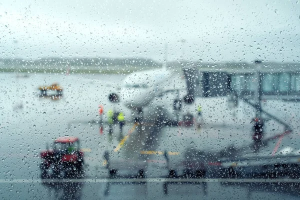 Αεροδρόμιο αεροδρόμιο πίσω από υγρό γυαλί — Φωτογραφία Αρχείου
