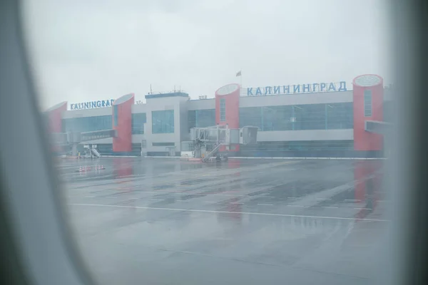 Aéroport moderne derrière fenêtre avion mouillé — Photo