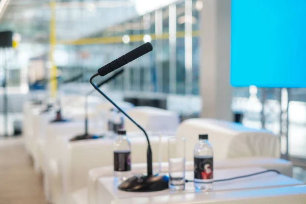 Tabeli mikrofony w sala konferencyjna — Zdjęcie stockowe