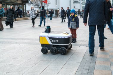 Yoğun caddede teslimat aracı