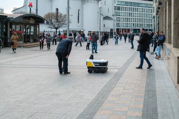 Delivery rover on busy street — Stock Photo, Image