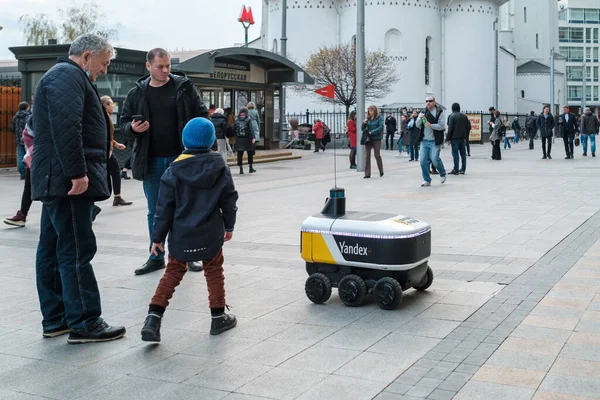 Delivery rover on busy street — Stock Photo, Image