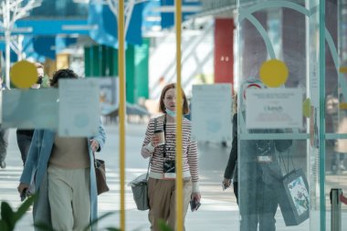 Kongreye katılanlar modern pavyona giriyor