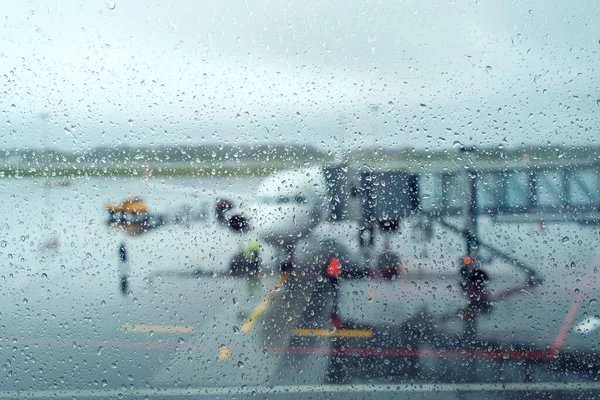 Aeropuerto aeródromo detrás de vidrio húmedo — Foto de Stock