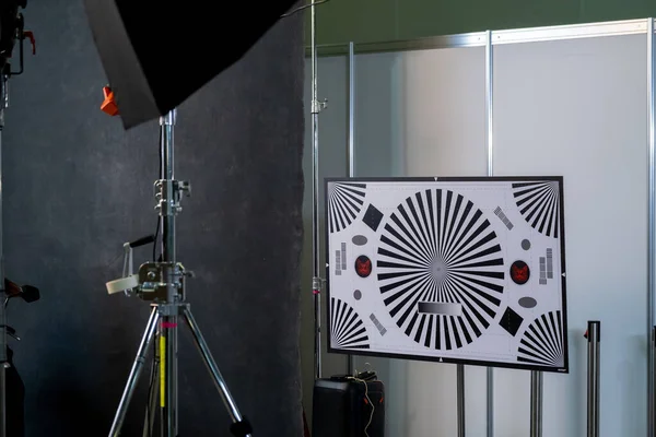 Kalibratiescherm en softbox in studio — Stockfoto