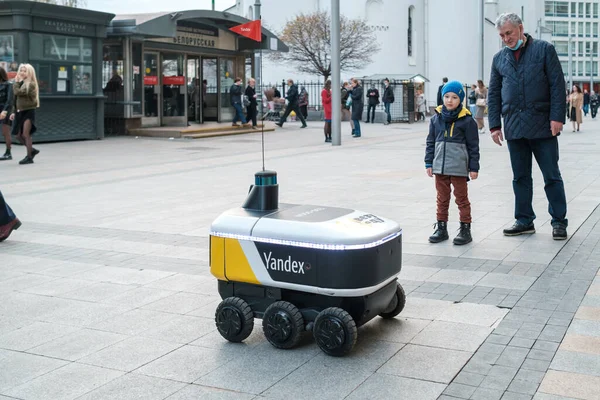 Delivery rover on busy street — Stock Photo, Image