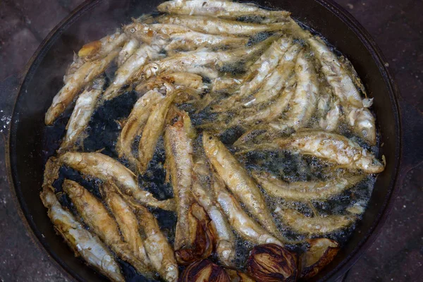 Ryby smažené v horkém oleji — Stock fotografie