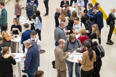 Konferans sırasında kahve molası veren bir grup insan.