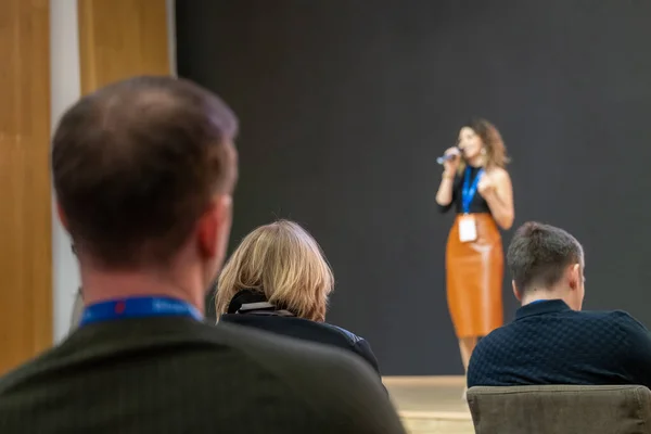 Audiencia escucha oradora femenina en taller — Foto de Stock