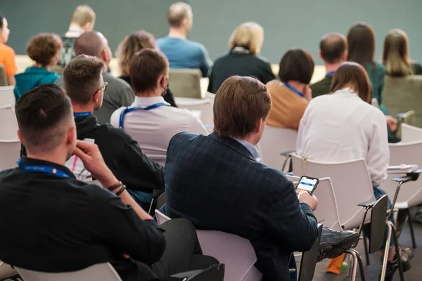 Il pubblico ascolta il docente alla conferenza di business — Foto Stock