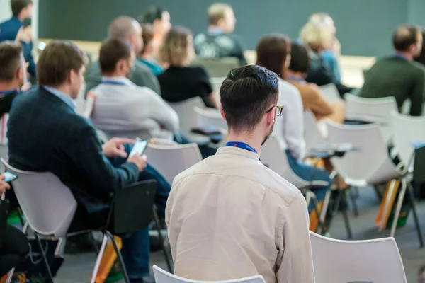 Publiczność słucha wykładowcy na konferencji biznesowej — Zdjęcie stockowe