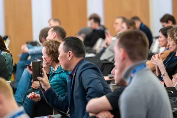 Uomo che utilizza smartphone durante la conferenza di lavoro — Foto Stock