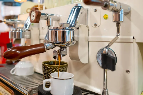 Máquina de café profissional no café — Fotografia de Stock