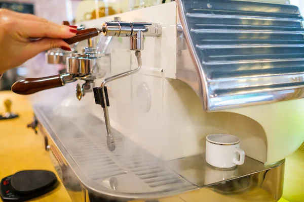 Barista usando máquina de café profissional — Fotografia de Stock