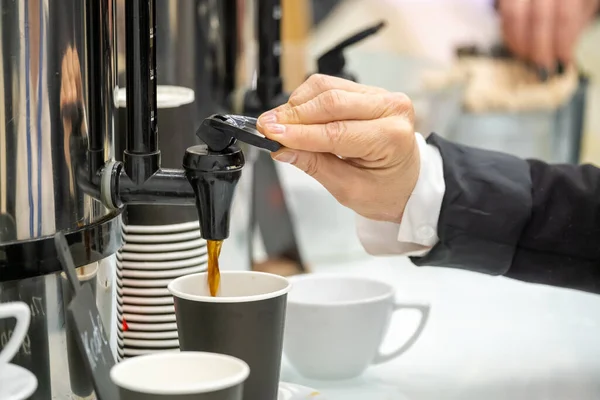 Empresário derramando café em xícara — Fotografia de Stock