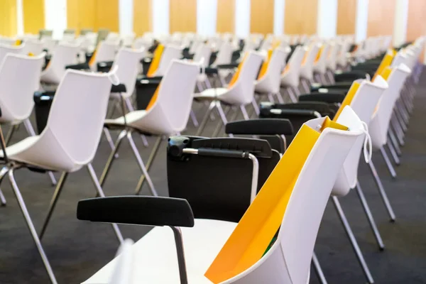 Стільці з сумками в сучасному конференц-залі — стокове фото