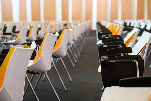 Sillas con bolsos en la moderna sala de conferencias — Foto de Stock