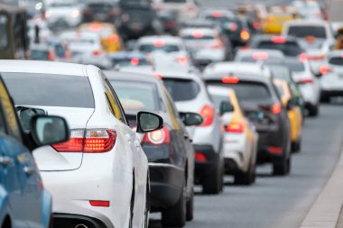 Şehir merkezindeki çok şeritli bir yolda trafik vardı.