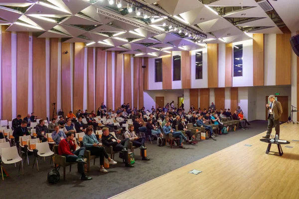Konferans salonundaki konuşmacı.