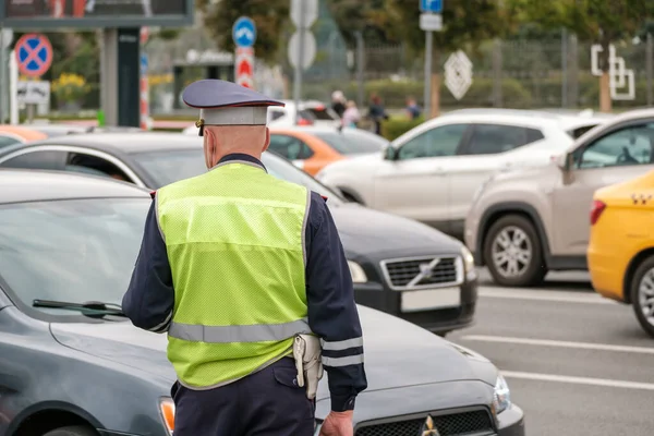 Trafik polisi büyük bir şehirde, büyük bir caddede gündüz çalışıyor.