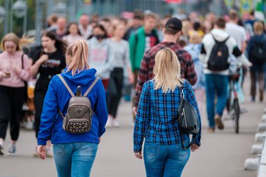 Sokakta bir sürü insan var. Yaz günü
