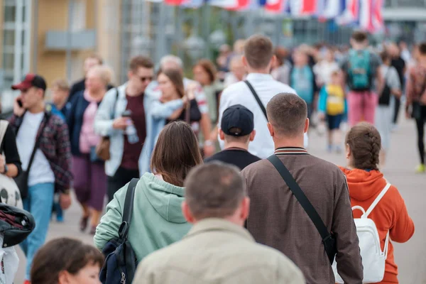 Menschenmassen auf der Straße. Sommertag — Stockfoto