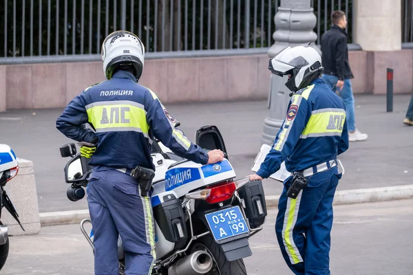 Patrulleros de carretera en motocicletas policiales están de servicio en la ciudad —  Fotos de Stock
