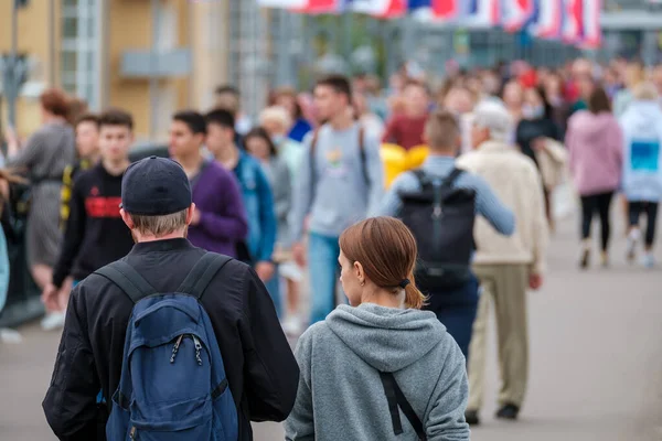 Une foule de gens dans la rue. Jour d'été — Photo