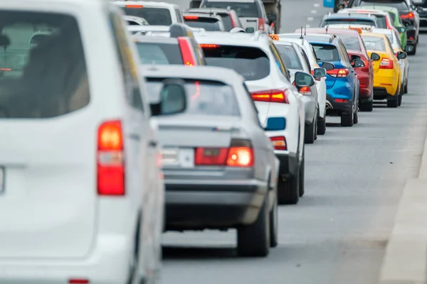 Traffico su una strada a più corsie nel centro della grande città — Foto Stock