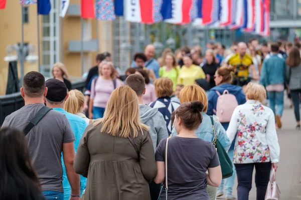 Mucha gente en la calle. Día de verano — Foto de Stock