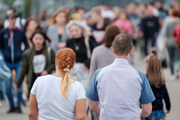 Menschenmassen auf der Straße. Sommertag — Stockfoto