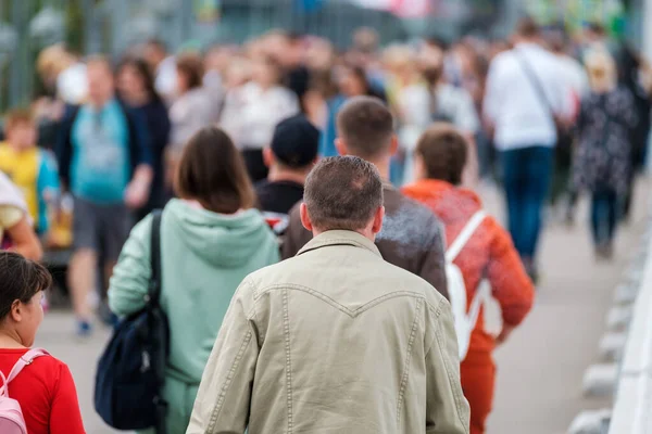 Tłum ludzi na ulicy. Letni dzień — Zdjęcie stockowe