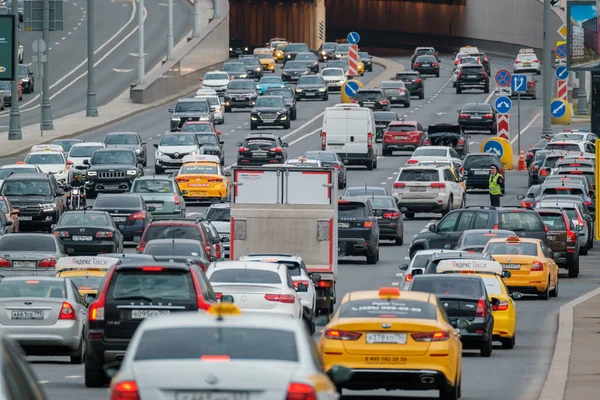 Tráfico en una carretera de varios carriles en el centro de la ciudad grande, hora del día —  Fotos de Stock