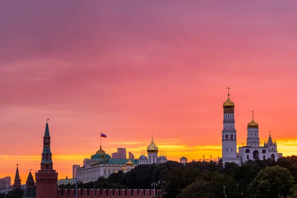 Московский Кремль против закатного неба — стоковое фото