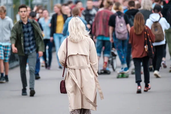 Tömegek vannak az utcán. Nyári nap — Stock Fotó