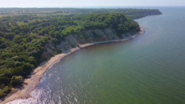 Dalgalanan denizin yanındaki yeşil uçurum