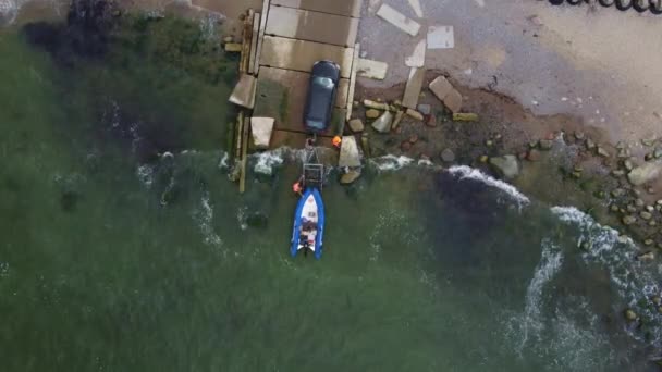 Pessoas carregando barco no reboque atrás do carro — Vídeo de Stock