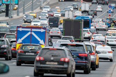 Doğadaki yemyeşil ağaçların yanındaki nehir.