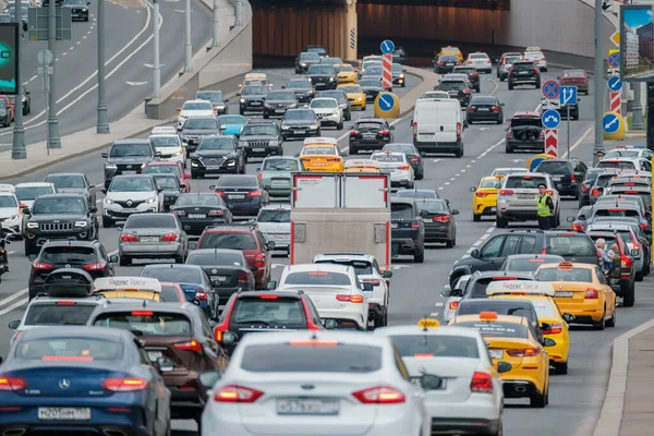 Trafik på en flerfilig väg i storstadens centrum, dagtid — Stockfoto