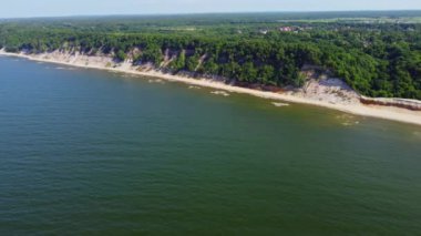 Dalgalanan denizin yanındaki yeşil uçurum